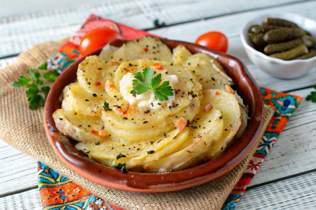 Запеченная картошка с тимьяном со сметаной в духовке