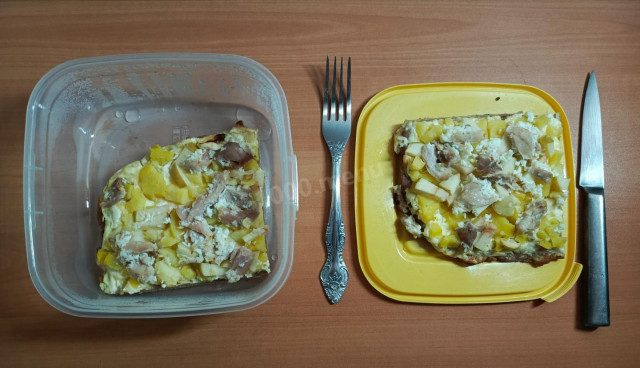 дрожжевая пицца с курицей, картошкой и яблоком