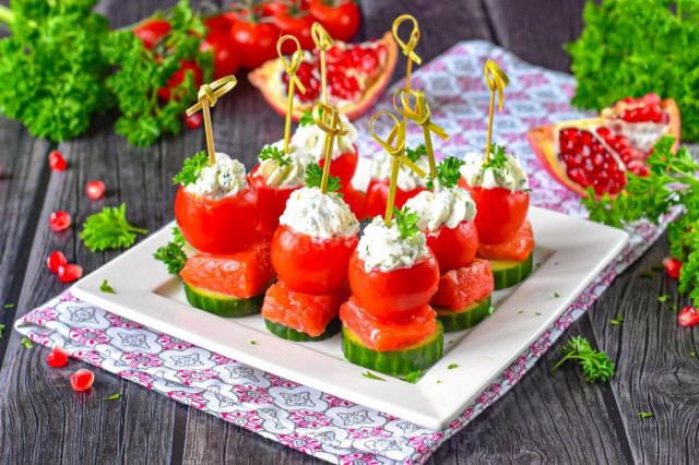 Канапе с красной рыбой на шпажках с творожным сыром