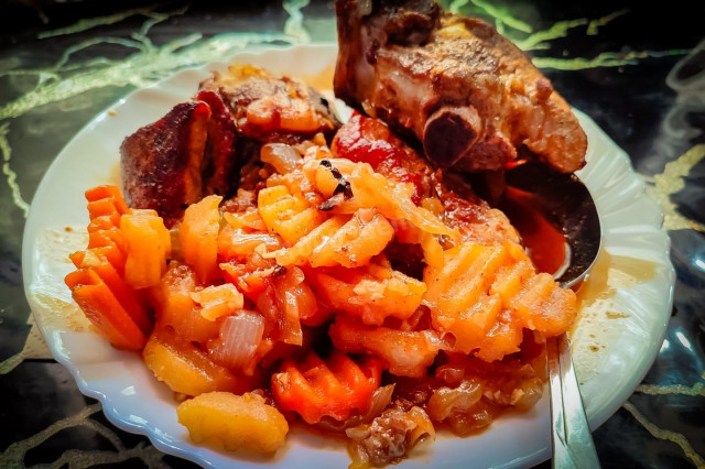 запечёная картошка под свиными рёбрами