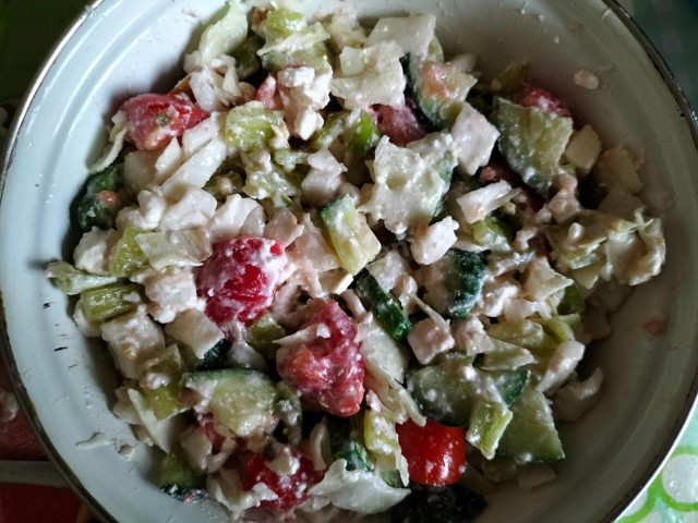 Греческий салат с фетой и капустой