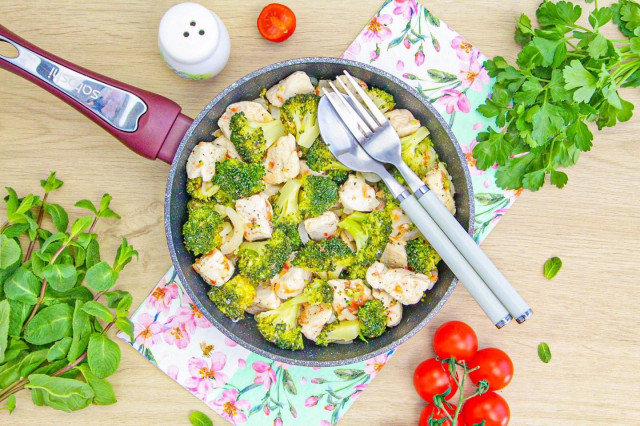 Брокколи с курицей на сковороде