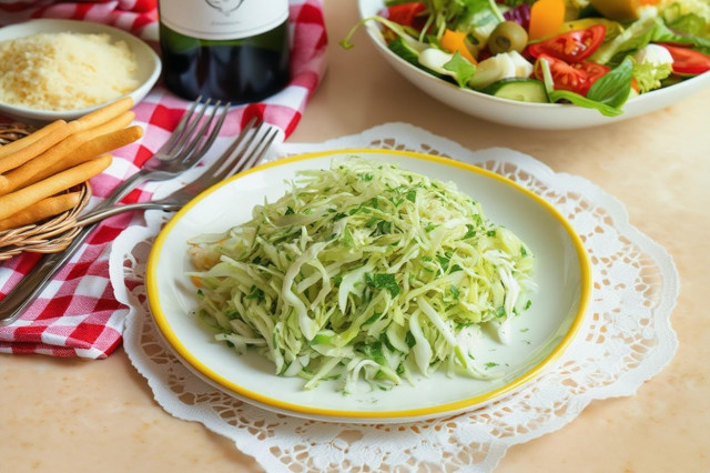 Салат капуста с уксусом и маслом