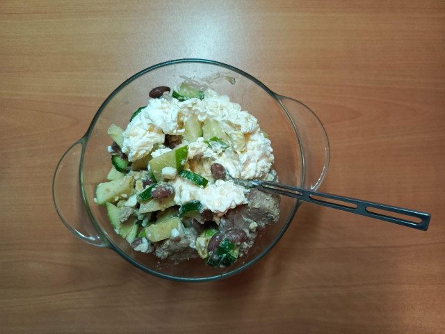 салат с красной фасолью и куриной печенью