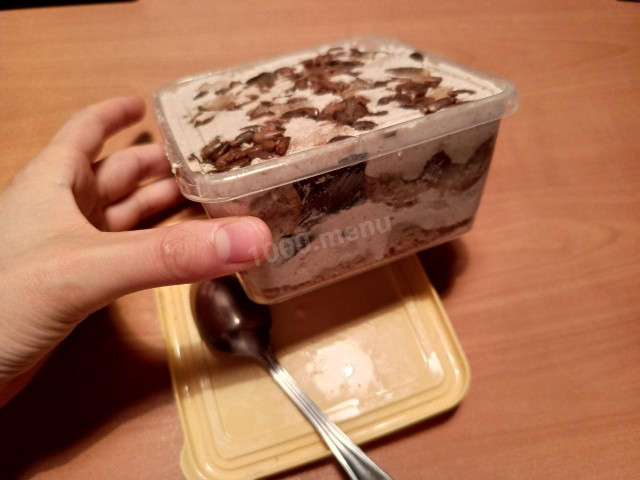 бисквитное пирожное с грушей и семечкой