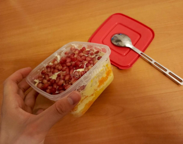 слоёный салат с куриным филе и гранатом