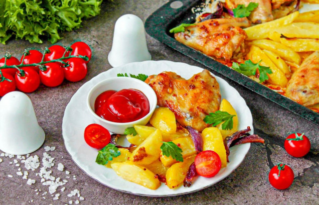 Крылышки на противне в духовке с картошкой