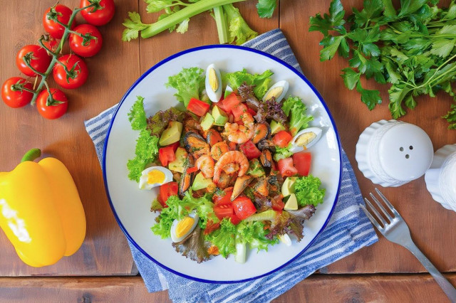 Салат с мидиями и креветками