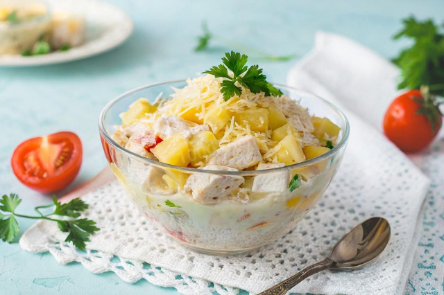 Салат с ананасом и курицей и сыром с чесноком