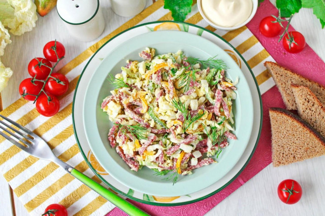 Салат с копченой колбасой и яйцами