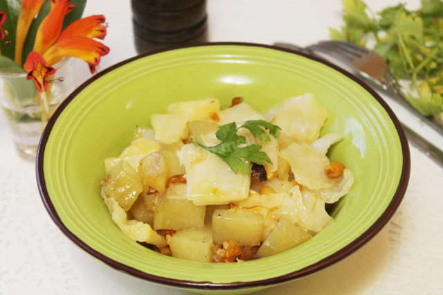 Картошка с луком и капустой томленая под фольгой в духовке