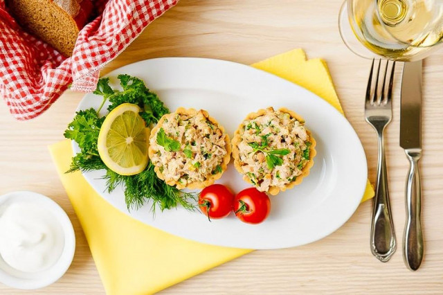 Тарталетки с консервированным тунцом