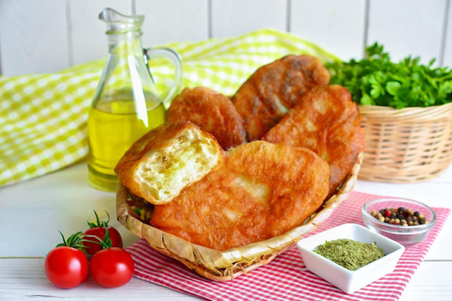 Жареные пирожки с картошкой на дрожжах на сковороде