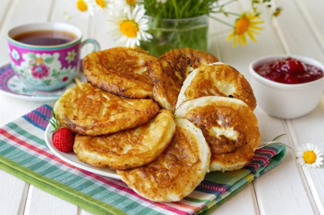 Творожные оладьи на кефире на сковороде