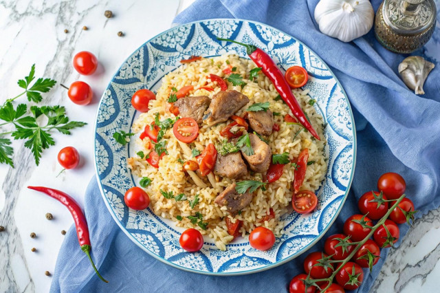 Классический плов со свининой в казане на плите