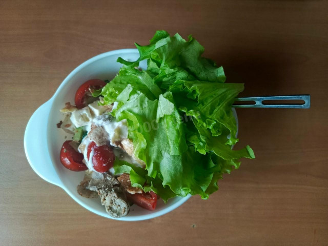 салат с куриной печенью, брынзой и яичными блинчиками