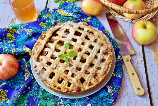 Пирог с яблоками и корицей