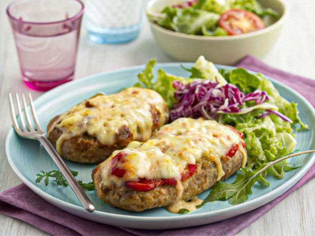 Котлеты под шубой запеченные в духовке с помидорами