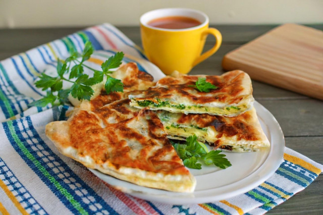 Лаваш с творогом и яйцом на сковороде