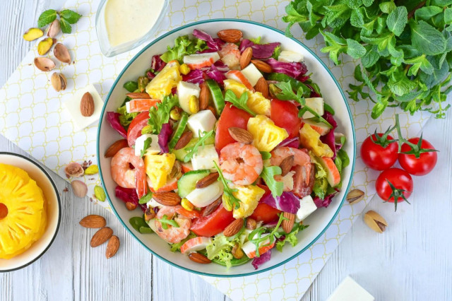 Салат с жареными креветками