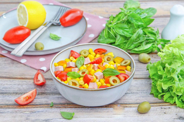 Салат колбаса кукуруза помидор