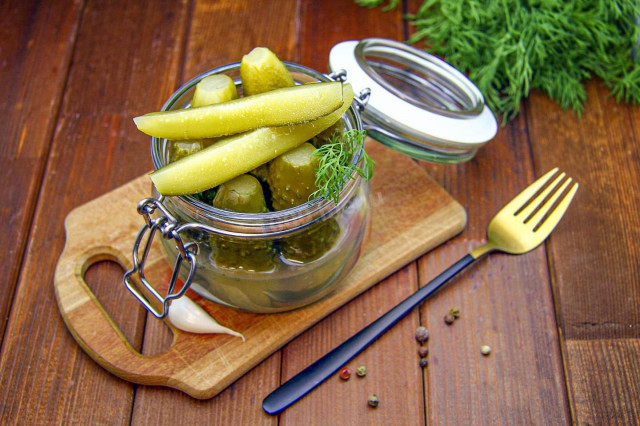 Хрустящие огурцы квашеные в банках на зиму с листьями дуба