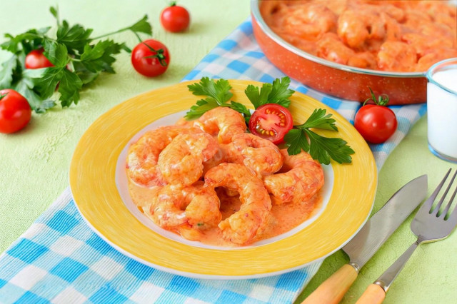 Креветки на сковороде в сливочном соусе