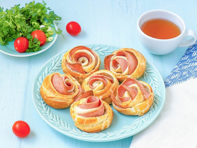 Слойки с колбасой из слоеного теста