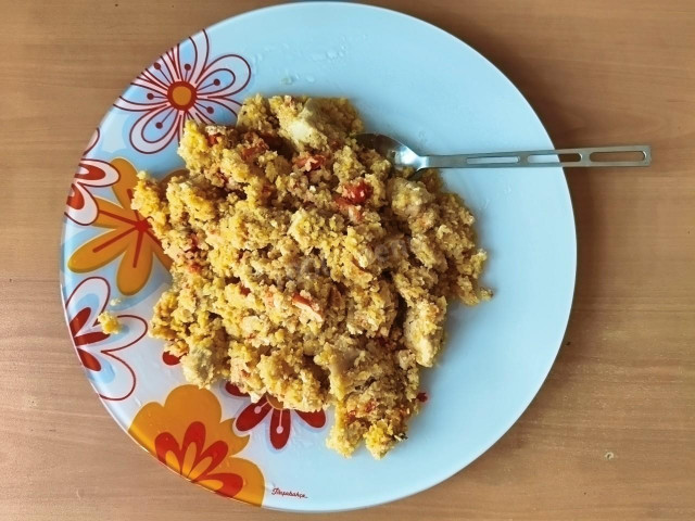 кукурузная каша с курицей и яйцом