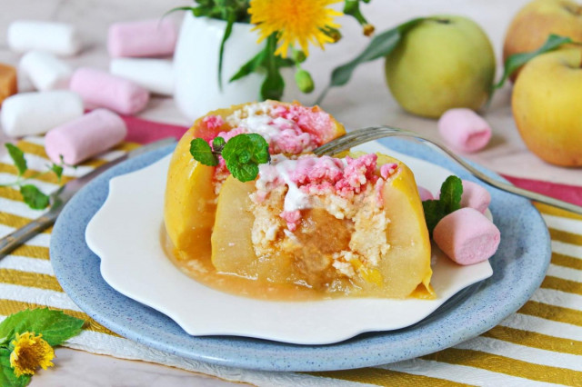 Яблоки с творогом в микроволновке