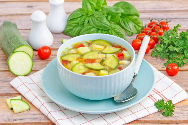 Лёгкий овощной суп с кабачками и курицей