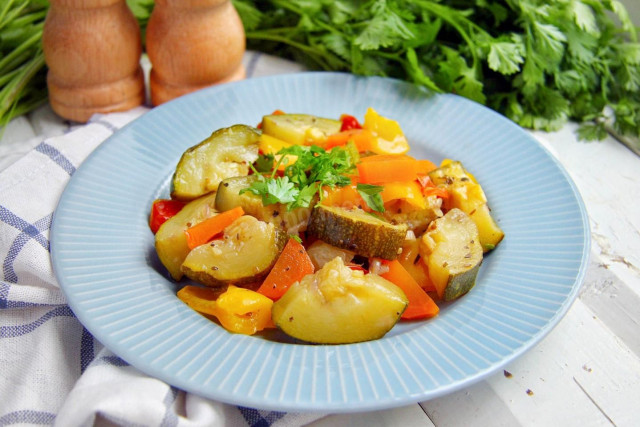 Тушеные овощи на сковороде