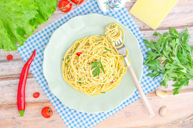 Паста алио олио с чесноком и сыром