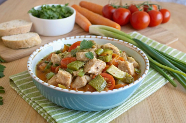 Курица тушеная с кабачками и помидорами соте