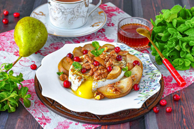 Камамбер с грушей в аэрогриле