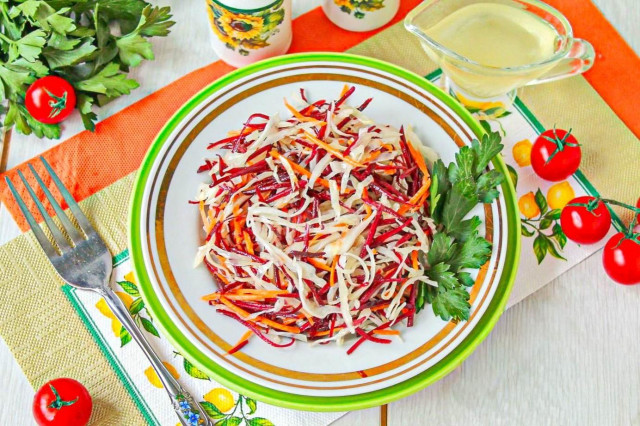 Салат из свежей свеклы моркови и капусты