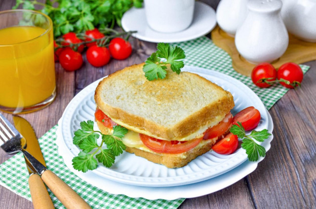 Сэндвич с яйцом и сыром на сковороде