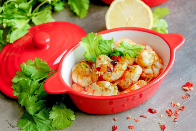 Жаренные креветки с чесноком на сковороде