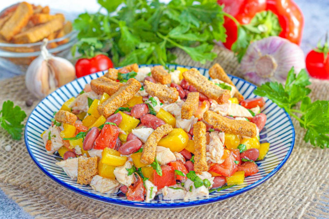 Салат с кириешками и курицей