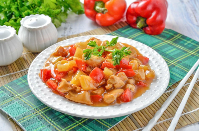 Курица с ананасами в кисло сладком соусе