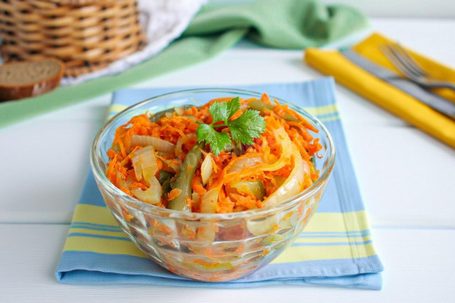 Салат с морковью и солеными огурцами
