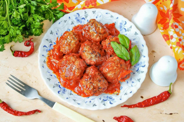 Классические фрикадельки из фарша в соусе