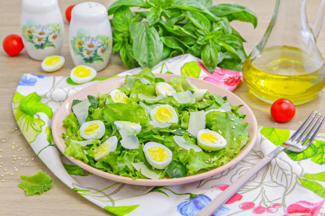 Салат с листьями салата и яйцом