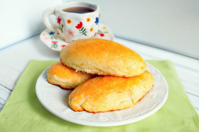 Пышные дрожжевые пирожки в духовке