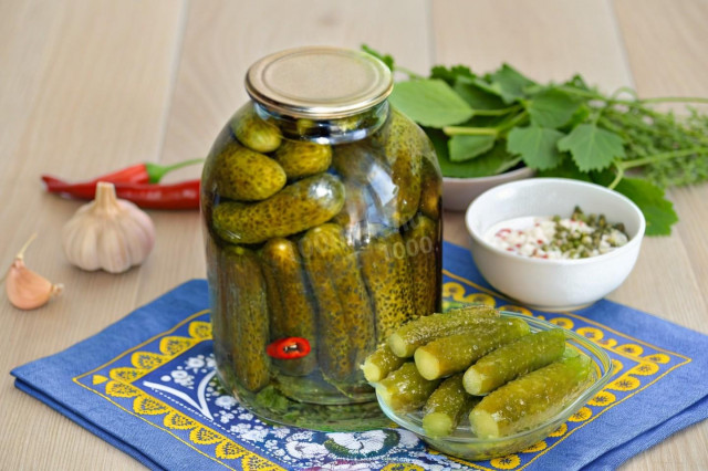 Бочковые соленые огурцы в банках холодным способом