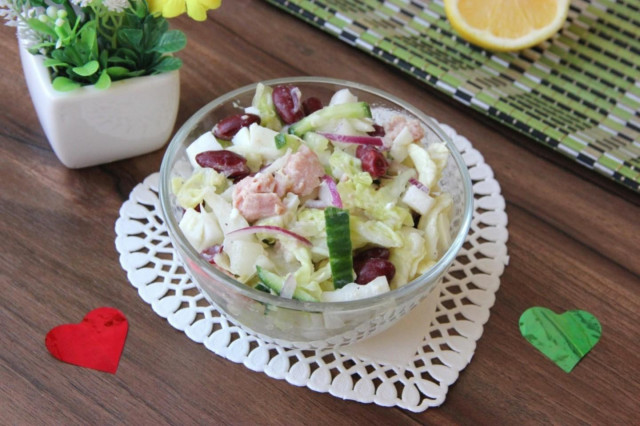 Салат с консервированным тунцом, огурцами и красной фасолью