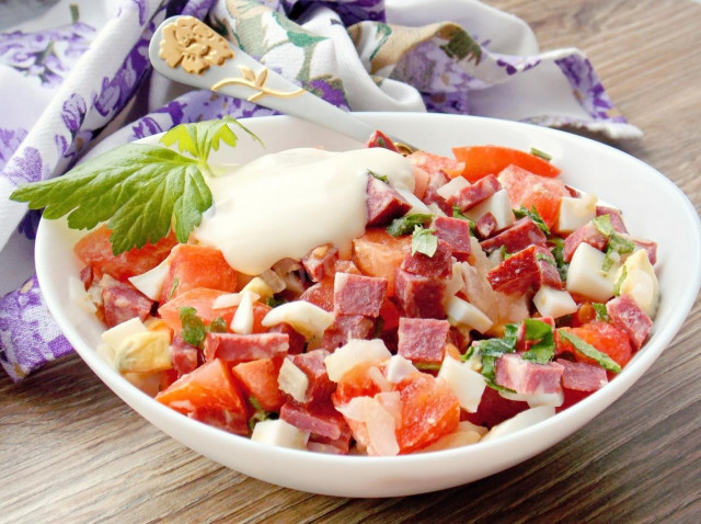 Салат с копченой колбасой и помидорами