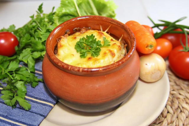 Кабачки в горшочках с мясом свинины и картошкой
