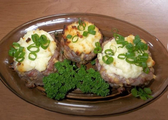 Мясные ватрушки из фарша с плавленым сыром