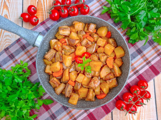 Баклажаны с картошкой на сковороде